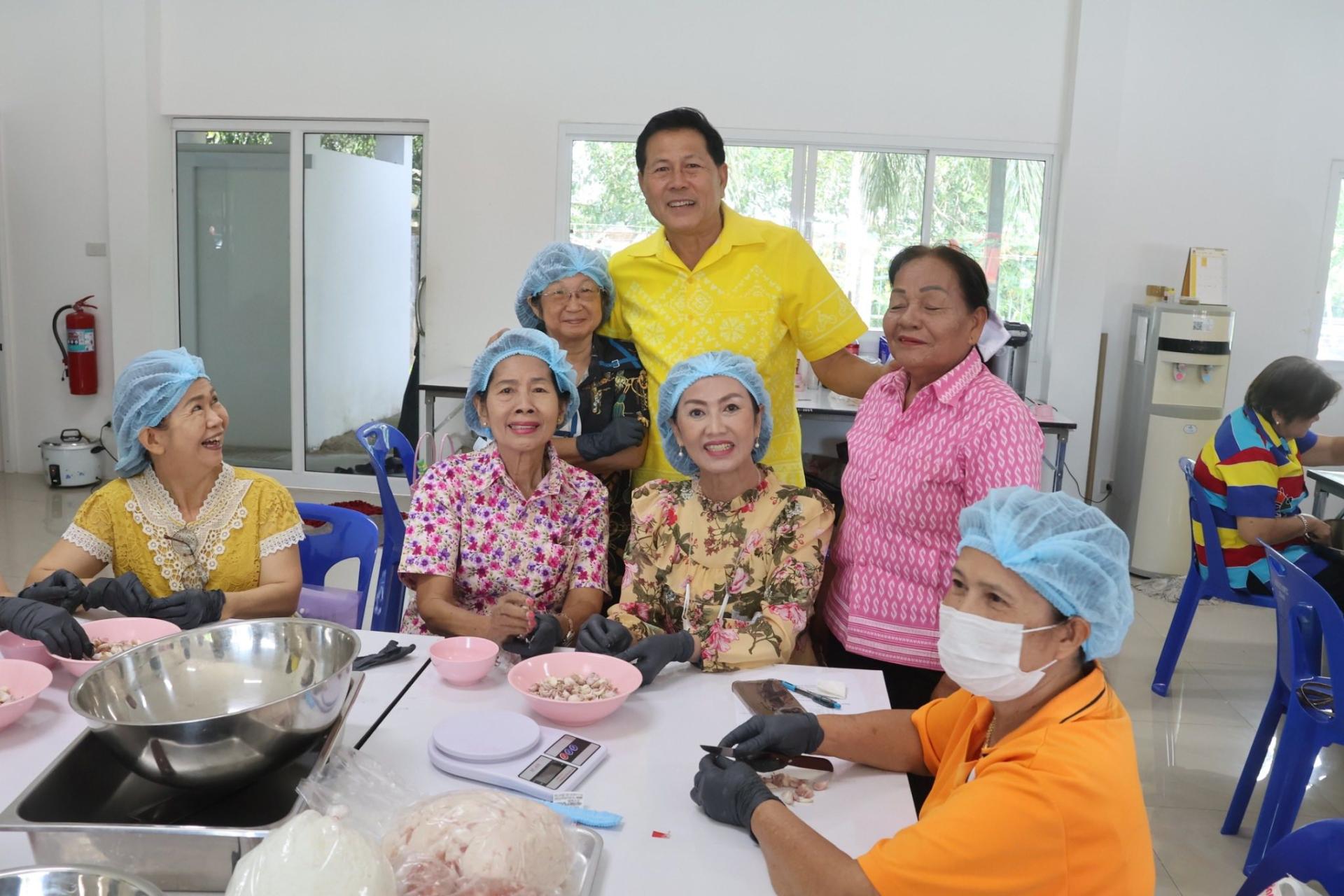 โครงการส่งเสริมอาชีพและรายได้ (หลักสูตร การทำไส้กรอกอีสาน) 