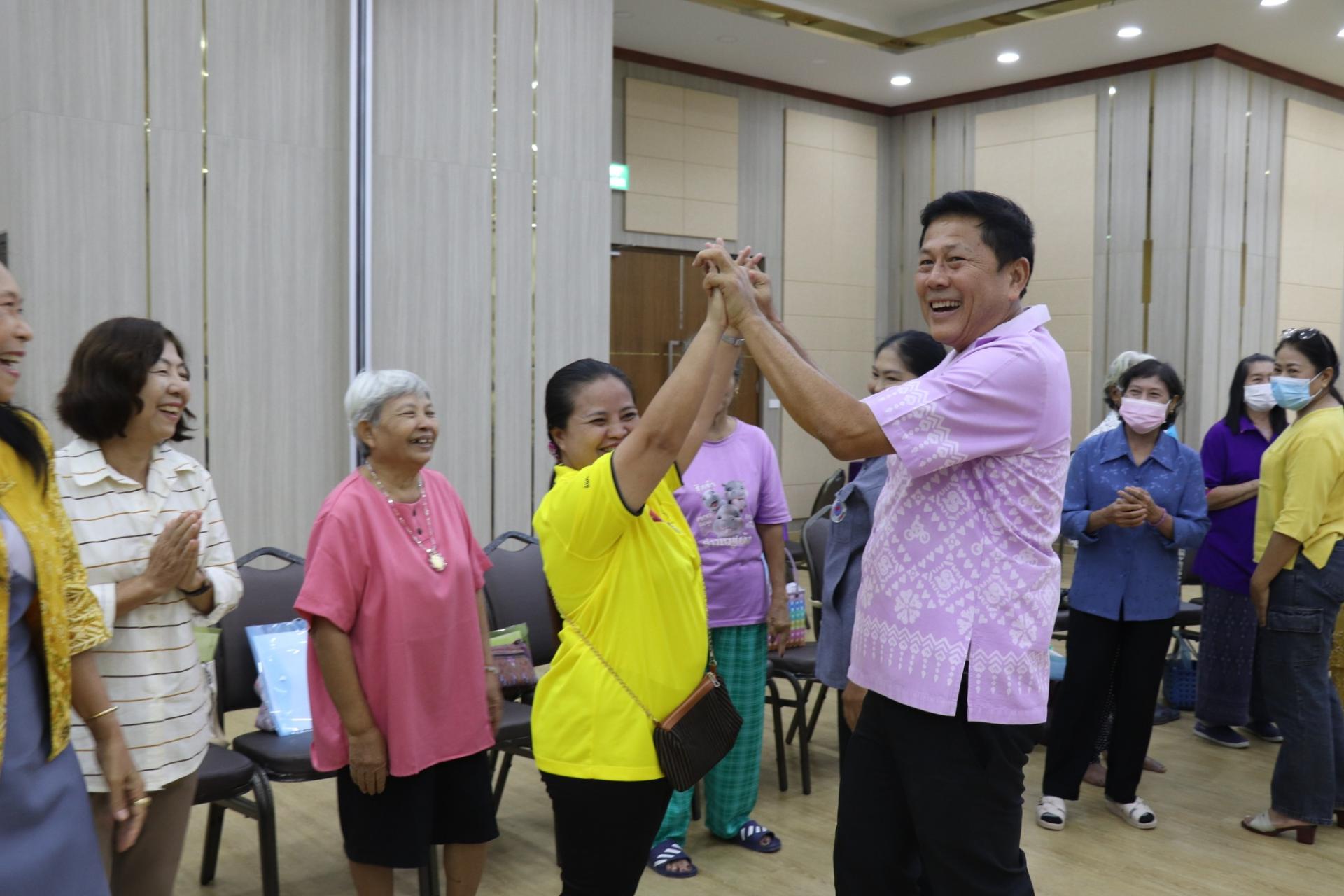  โครงการส่งเสริมและพัฒนาสตรี จัดโดย กองสวัสดิการสังคม อบต.บางพระ นำโดย นายสมศักดิ์ เกตุวัตถา นายก อบต.บางพระ