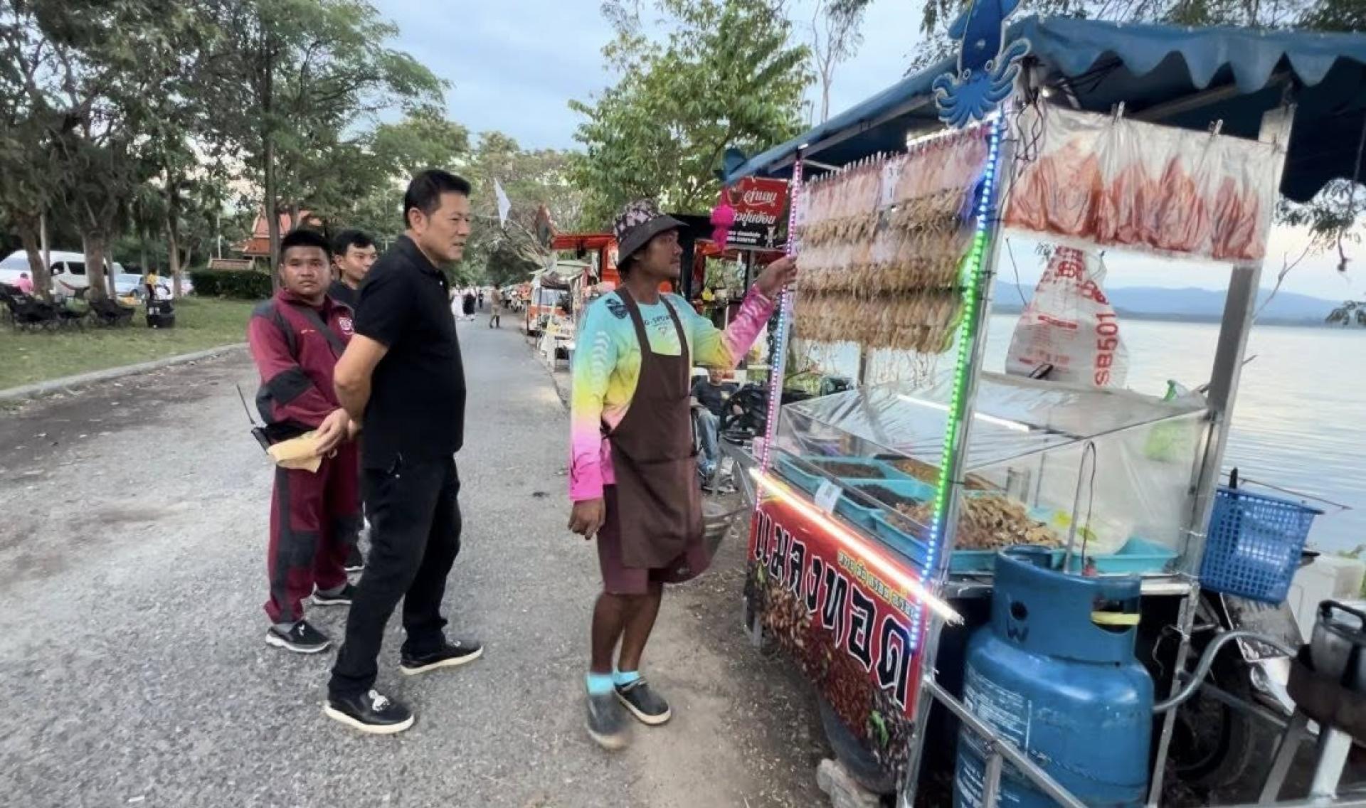  ลงพื้นที่ตรวจสอบความเรียบร้อยของบริเวณจุดลอยกระทงในเขต อบต. บางพระ