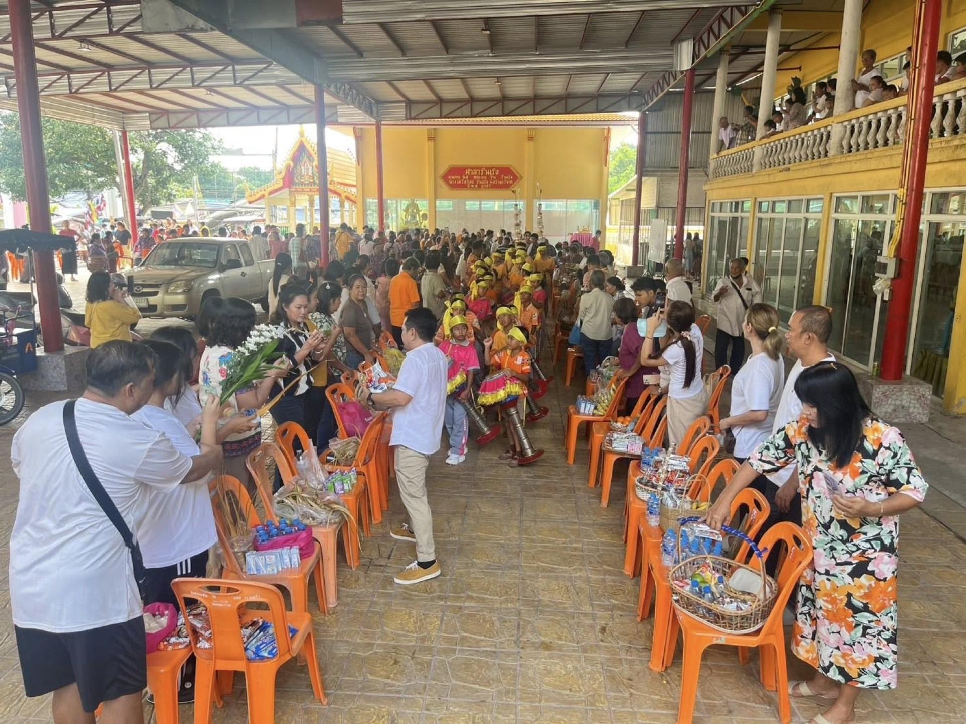  เนื่องในวันออกพรรษา  ประชาชนร่วมกันทำบุญ ตักบาตรเทโว