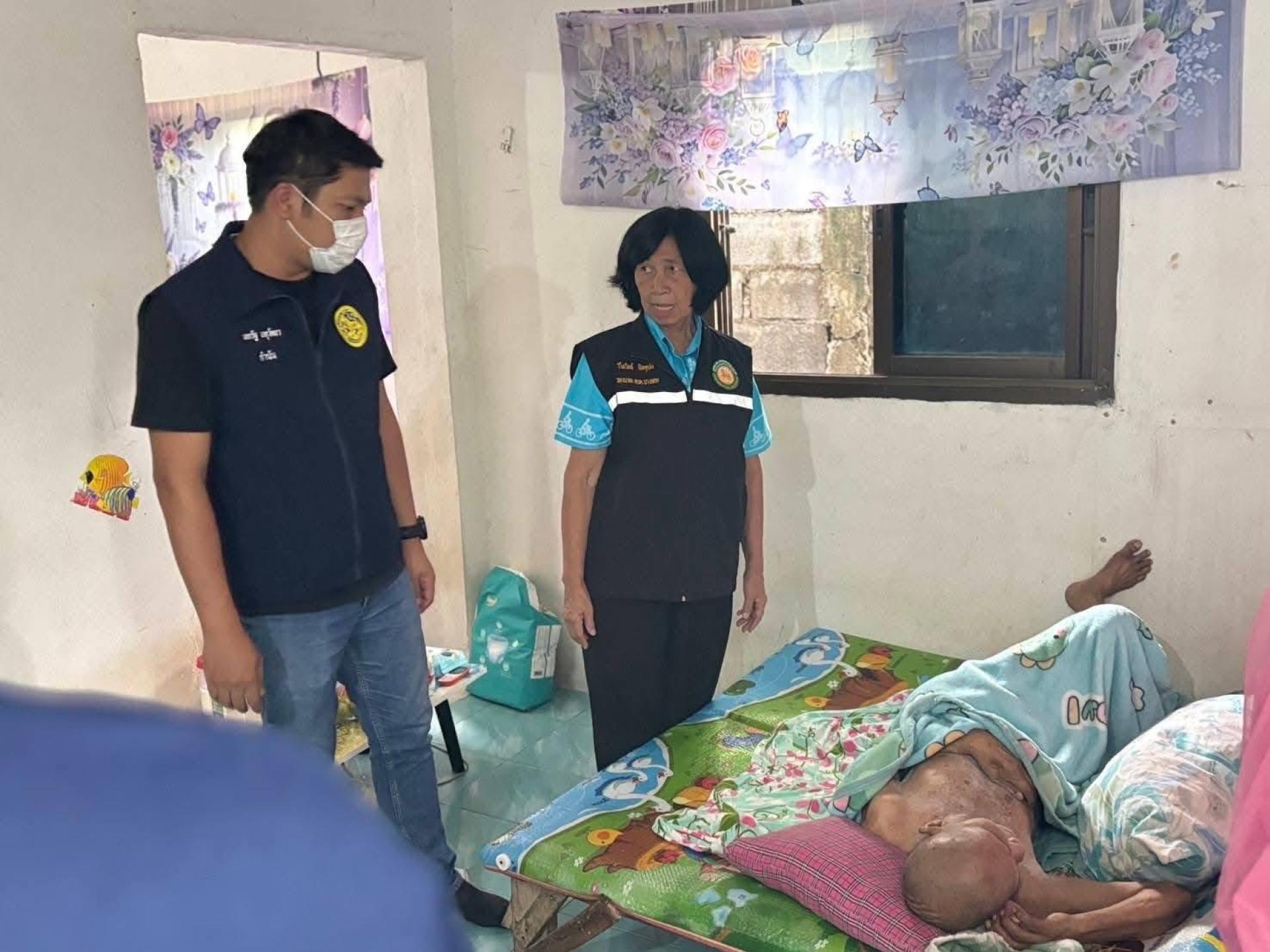  เยี่ยมติดตามประชาชนกลุ่มเปราะบางได้แก่ ผู้ป่วยติดเตียง ผู้ป่วยจิตเวชจากยาเสพติด ผู้ยากไร้รายได้น้อยในพื้นที่ตำบลบางพระ อำเภอศรีราชา จังหวัดชลบุรี 