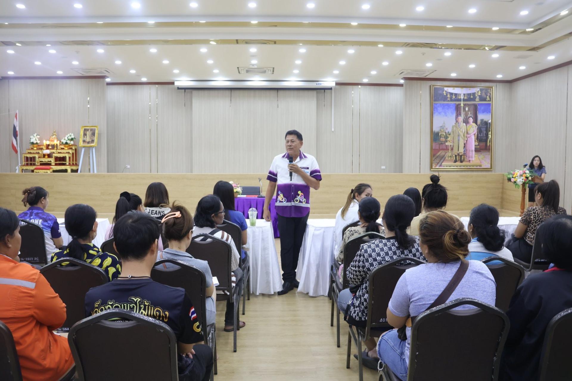 พบปะพูดคุยกับผู้ปกครองของ ศูนย์พัฒนาเด็กเล็กในสังกัด ระดับอายุ 3-5 ปี พร้อมมอบอุปกรณ์การเรียนและค่าเครื่องแบบนักเรียน