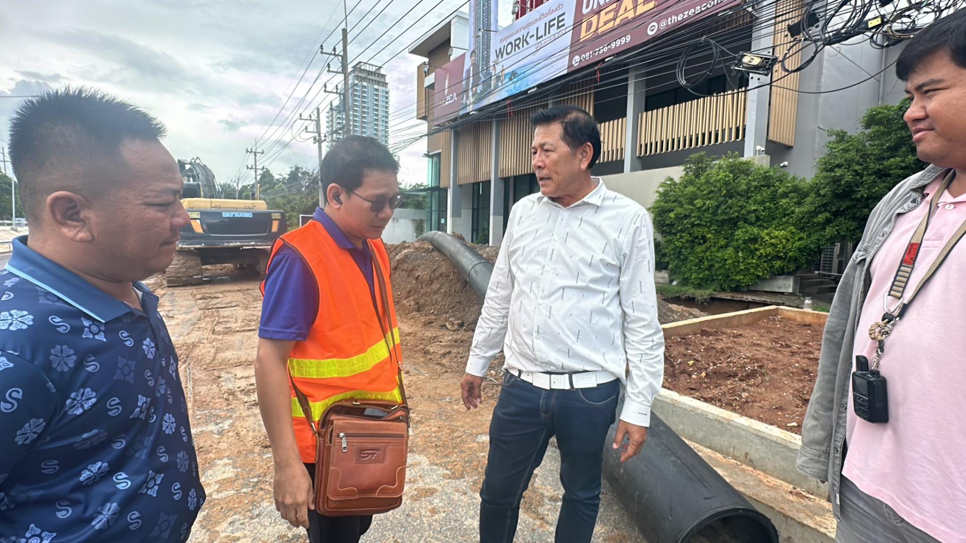 ลงพื้นที่นำน้ำออกไปบริการประชาชน บริเวณหมู่ที่ 2 และหมู่ที่ 9