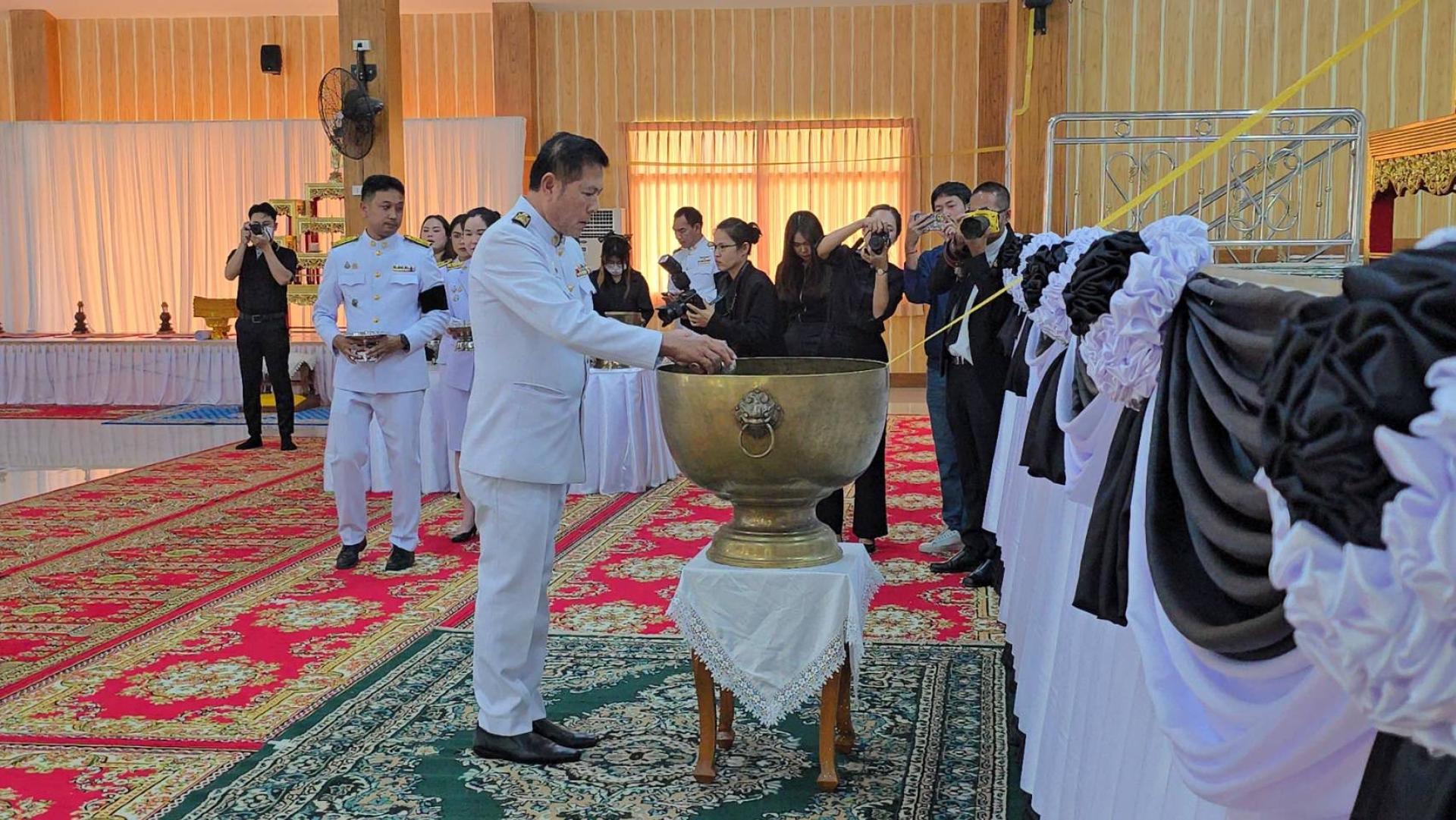  ร่วมพิธีถวายน้ำสรง พระบรมศพสมเด็จพระนางเจ้า สิริกิติ์ พระบรมราชินีนาถ พระบรมราชชนนีพันปีหลวง โดยมี พระธรรมวชิราลังการ